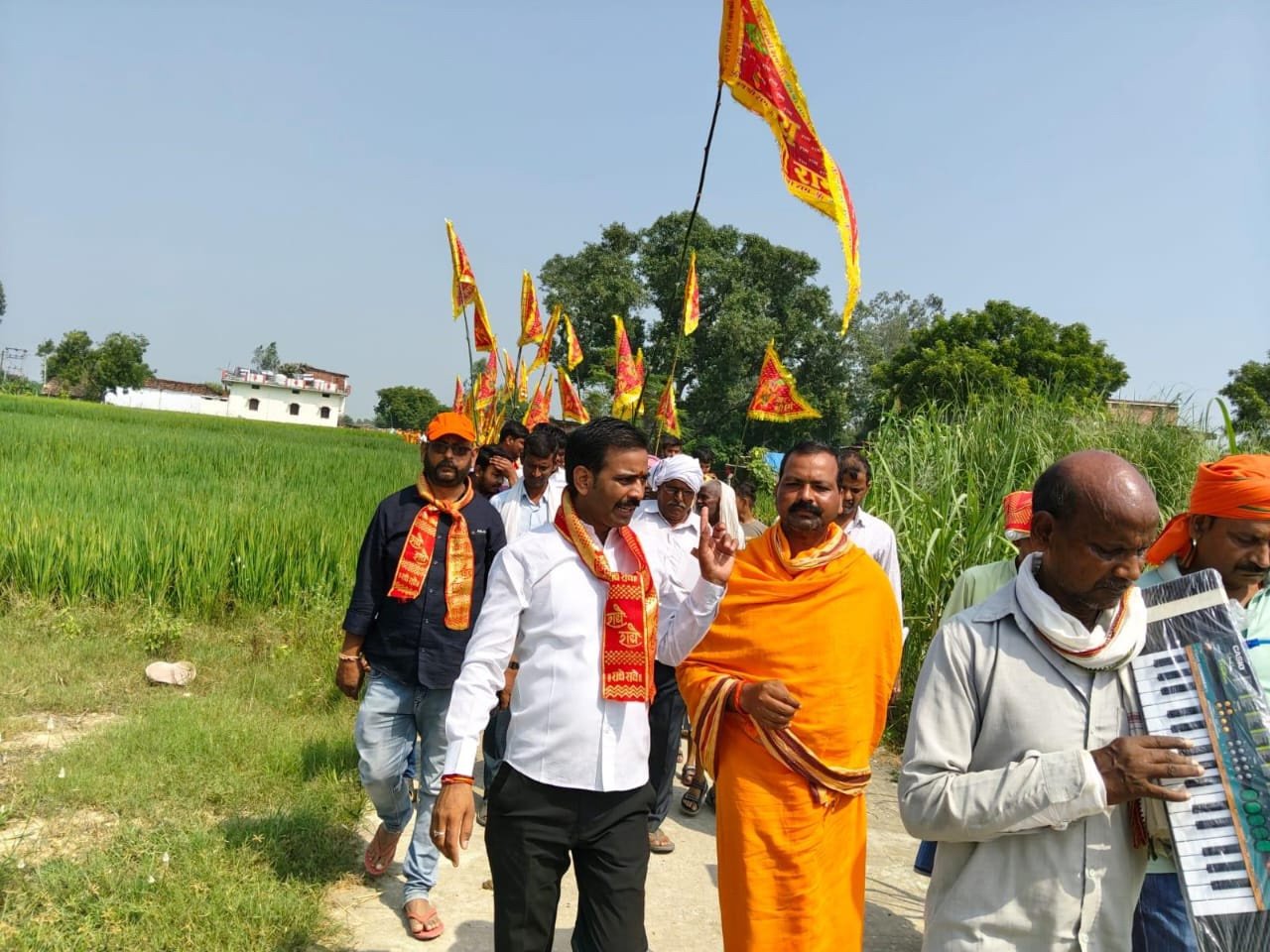 परसनी कलश यात्रा के बाद ध्वजा पताका यात्रा से प्रवचन शुरू