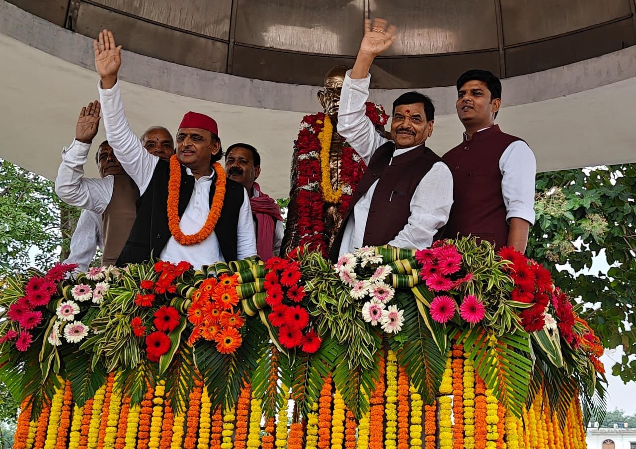 रामाकरन दादा के परिजनों से मिले पूर्व सीएम अखिलेश यादव