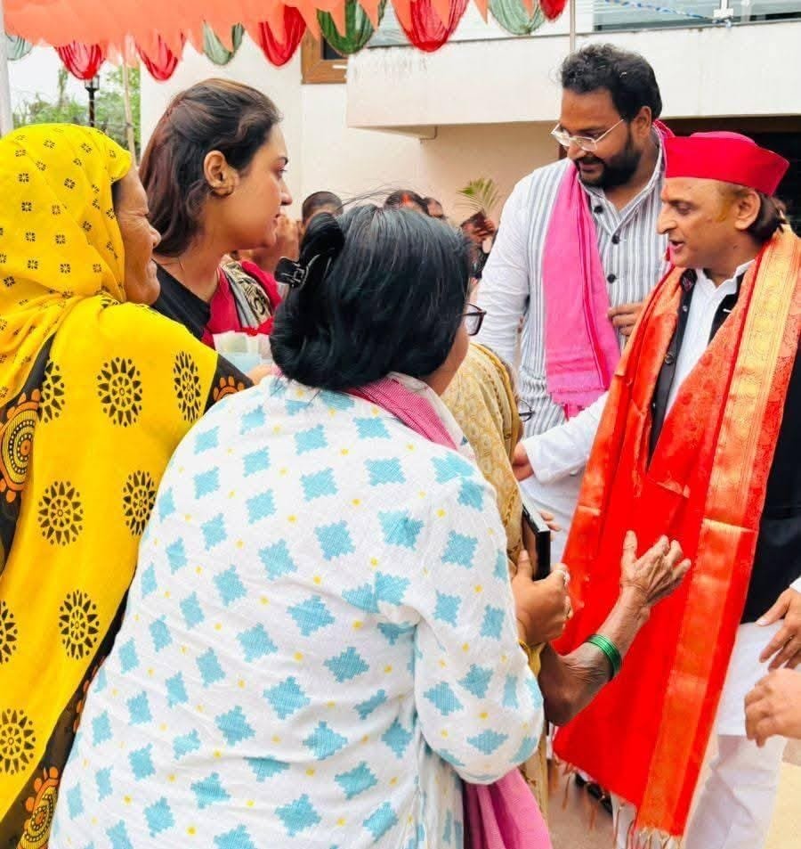 बुजुर्ग महिलाओं से मिलते समाजवादी पार्टी के मुखिया अखिलेश यादव