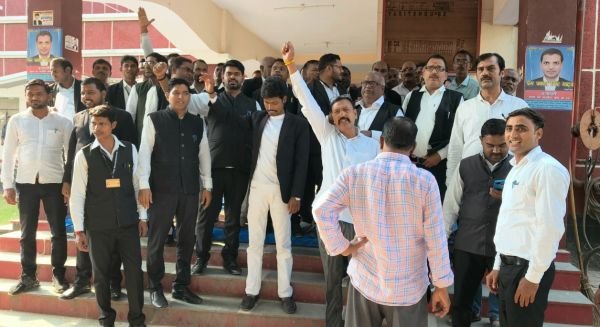 तहसील परिसर में व्याप्त भ्रष्टाचार के  विरोध  प्रदर्शन के चौथे दिन भी  अधिवक्ताओं के कार्य बहिष्कार -धरना  जारी
