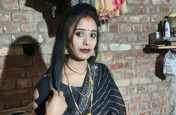 मासूम बेटे को सुलाकर खुद फंदे पर लटक गई मां, परिजनों में मचा कोहराम