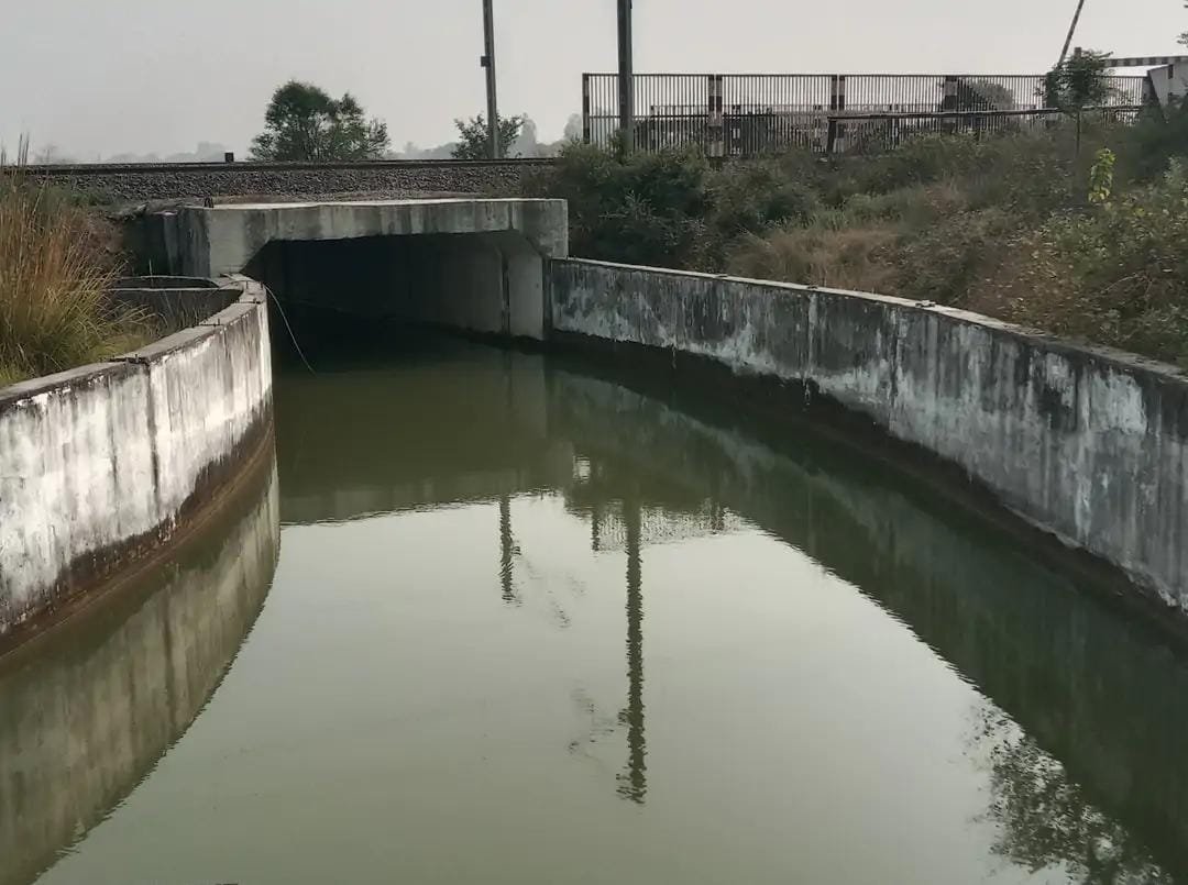 तीन करोड़ में बना पीपनार रेलवे अंडर पास में भरा पानी, राहगीरों के लिए बना मुसीबत 