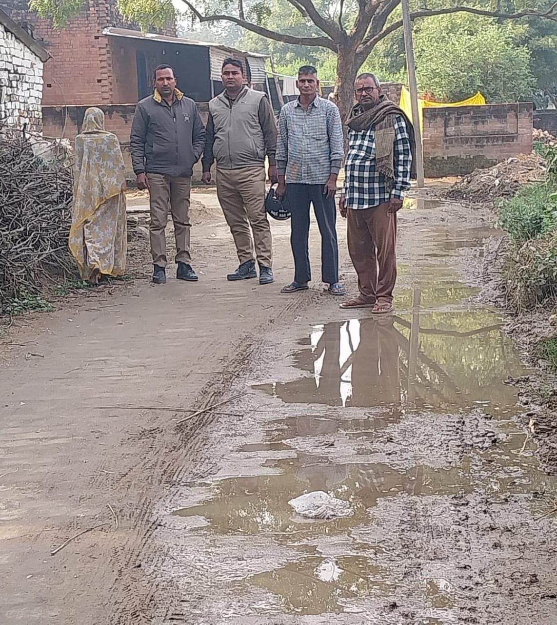 अधूरा पानी टंकी,अधूरा घर घर कनेक्शन फिर भी सड़कों बह रहा पानी 