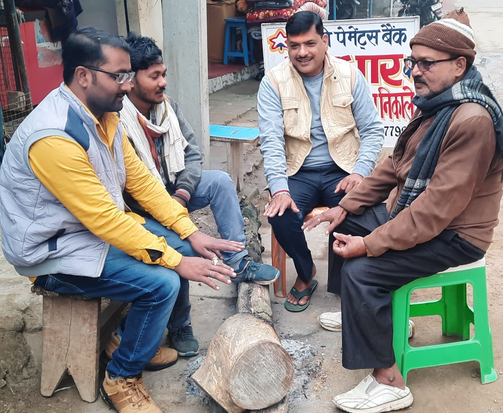 ठंडक शुरू होने के बावजूद चट्टी ,चॊराहों व प्रमुख बाजारों मे शासन द्वारा अलाव न जलाने से लोग परेशान
