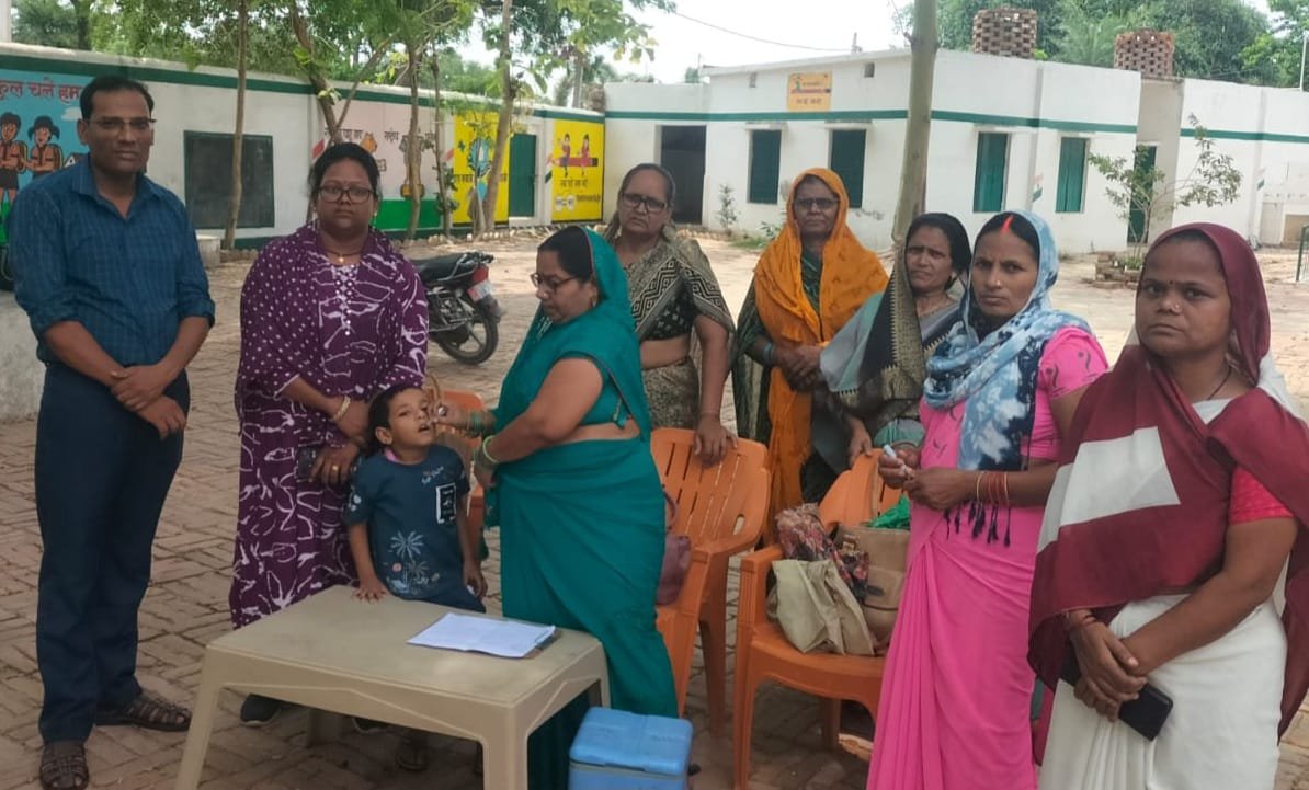 पल्स पोलियो अभियान की शुरुआत: देवकली ब्लॉक के सभी गांवों में बच्चों को पिलाई गई दवा